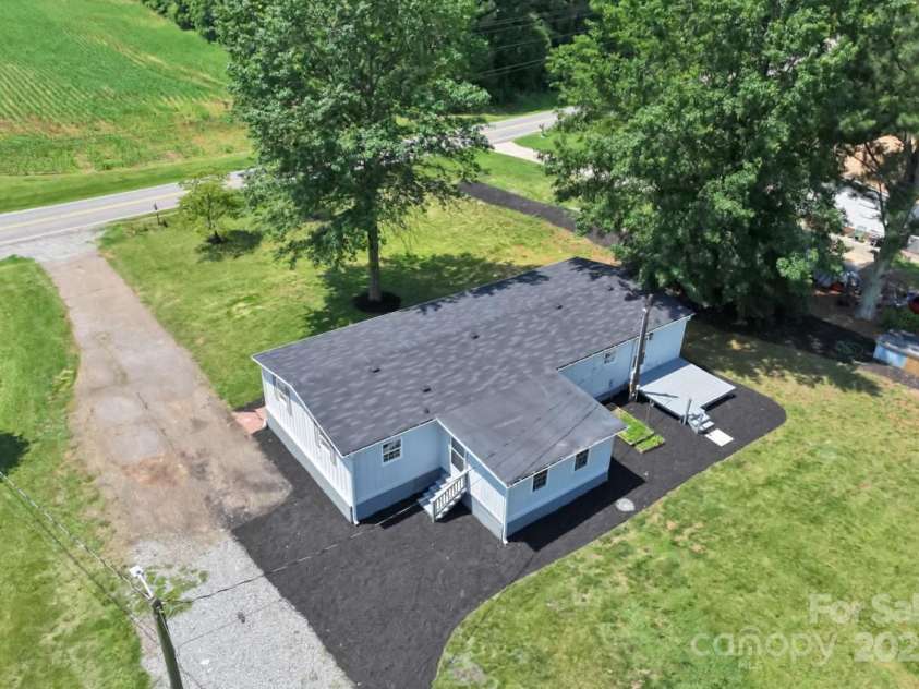 5354 Sherrills Ford Road, Catawba, NC 28609.  MLS# CAR4268743, YatesRealty ID 25674. Well maintained and landscaped