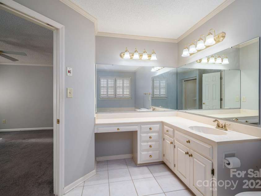 217 Rock Creek Drive, Lincolnton, NC 28092.  MLS# CAR4307464, YatesRealty ID 25675. En suite