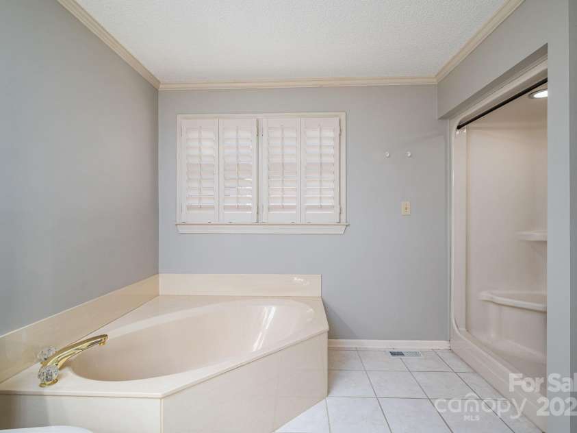 217 Rock Creek Drive, Lincolnton, NC 28092.  MLS# CAR4307464, YatesRealty ID 25675. En suite