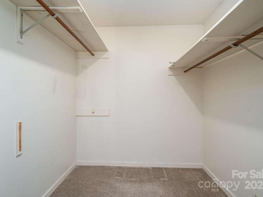 217 Rock Creek Drive, Lincolnton, NC 28092.  MLS# CAR4307464, YatesRealty ID 25675. Primary walk in closet