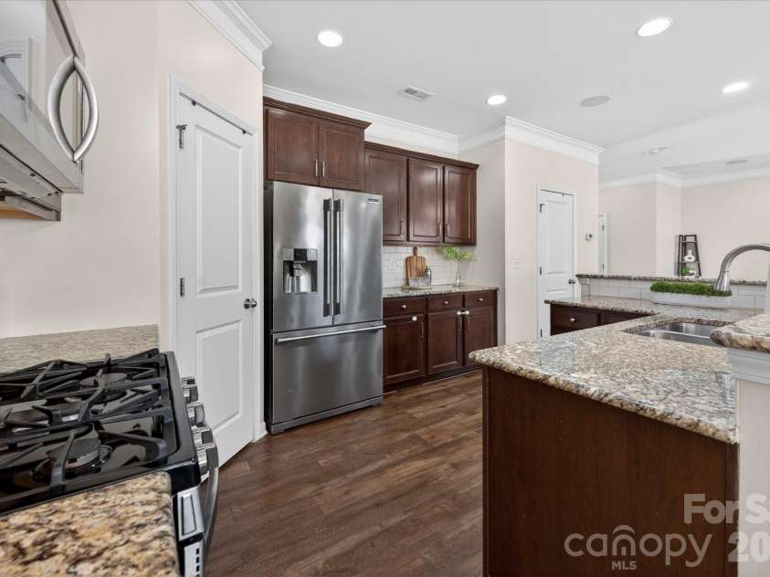 2032 Pinyon Lane, Lancaster, SC 29720.  MLS# CAR4369773, YatesRealty ID 25677. Gas Cooktop + Microwave venting out