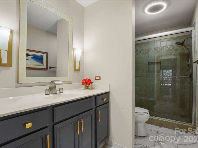 26 New River Trace, Lake Wylie, SC 29710.  MLS# CAR4266777, YatesRealty ID 25678. Guest full bathroom