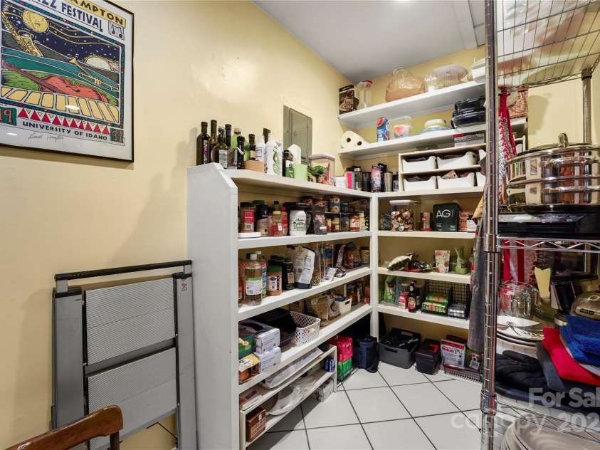 26 New River Trace, Lake Wylie, SC 29710.  MLS# CAR4266777, YatesRealty ID 25678. Huge walk in pantry