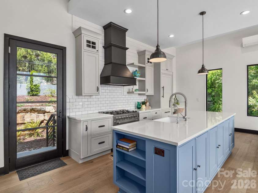 127 Griffing Boulevard, Asheville, NC 28804.  MLS# CAR4380462, YatesRealty ID 25679. 