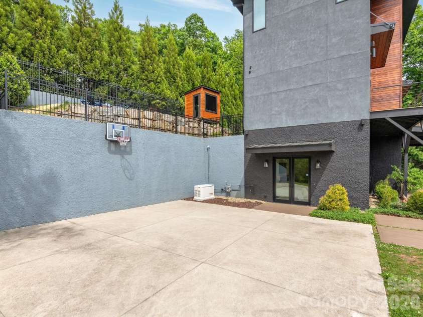 127 Griffing Boulevard, Asheville, NC 28804.  MLS# CAR4380462, YatesRealty ID 25679. 