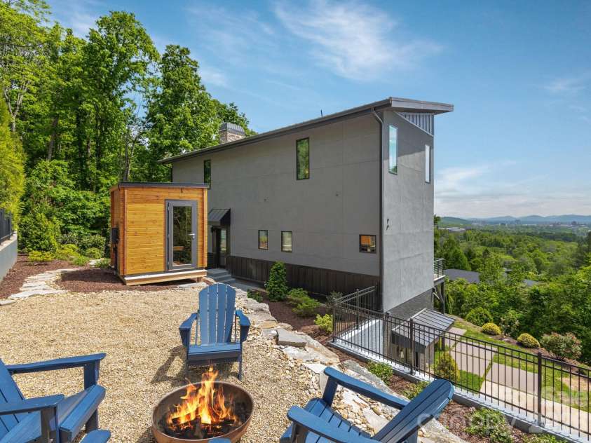 127 Griffing Boulevard, Asheville, NC 28804.  MLS# CAR4380462, YatesRealty ID 25679. 