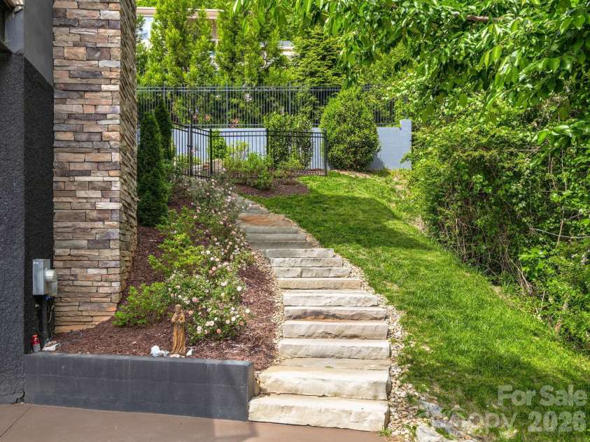 127 Griffing Boulevard, Asheville, NC 28804.  MLS# CAR4380462, YatesRealty ID 25679. 