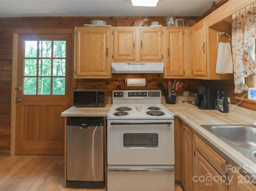 585 Bonfire Drive, Franklin, NC 28734.  MLS# CAR4276894, YatesRealty ID 25679. 