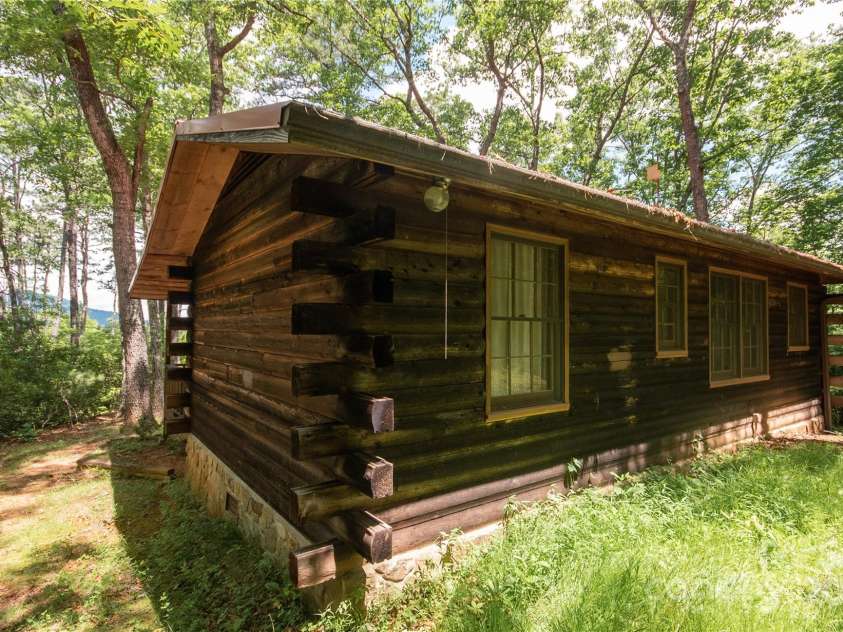 585 Bonfire Drive, Franklin, NC 28734.  MLS# CAR4276894, YatesRealty ID 25679. 