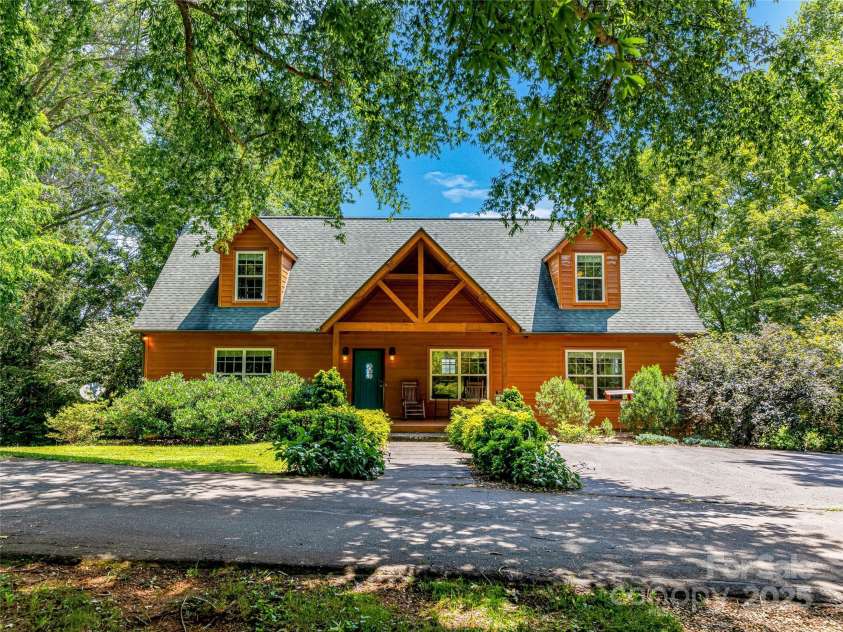 703 Crestview Drive, Leicester, NC 28748.  MLS# CAR4055999, YatesRealty ID 2568. Middle 5 Bedroom 4 Bath 2008 Off Frame Modular Log Cabin House