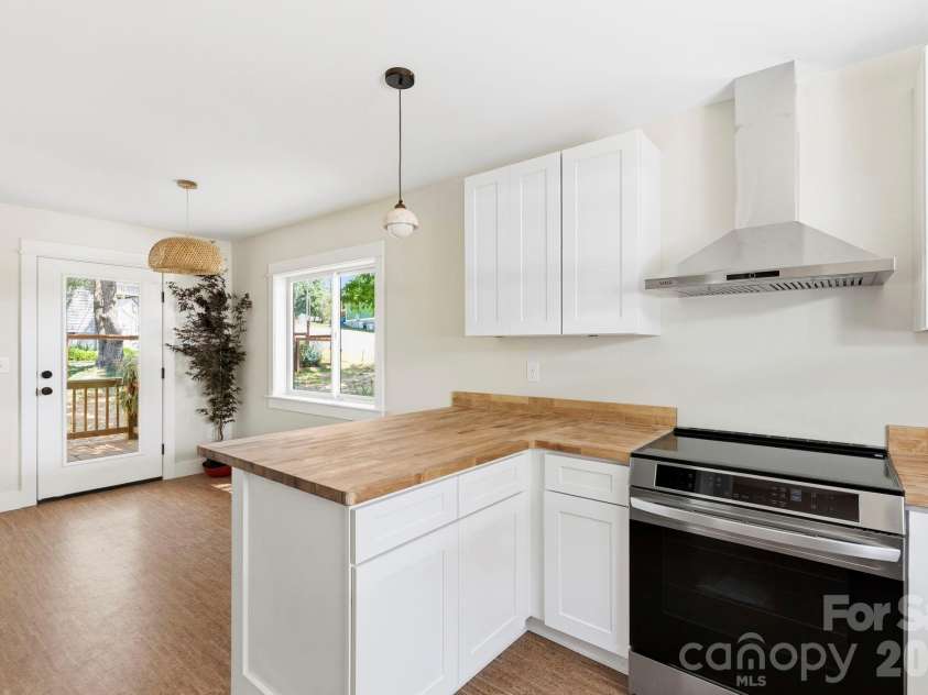 11 Fireside Drive, Asheville, NC 28806.  MLS# CAR4378511, YatesRealty ID 25682. 