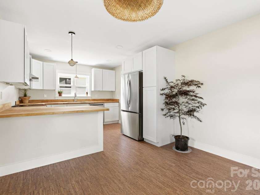 11 Fireside Drive, Asheville, NC 28806.  MLS# CAR4378511, YatesRealty ID 25682. 
