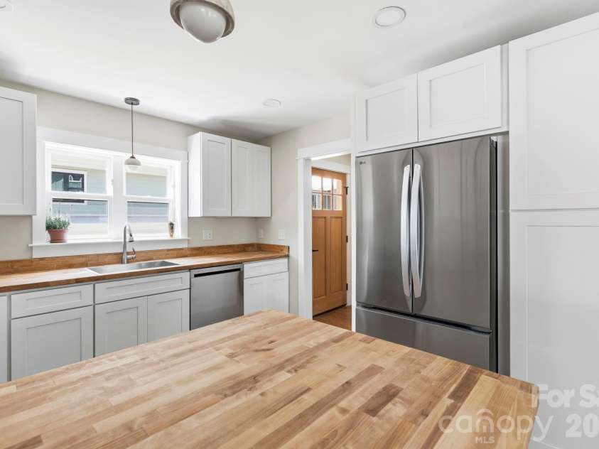 11 Fireside Drive, Asheville, NC 28806.  MLS# CAR4378511, YatesRealty ID 25682. 