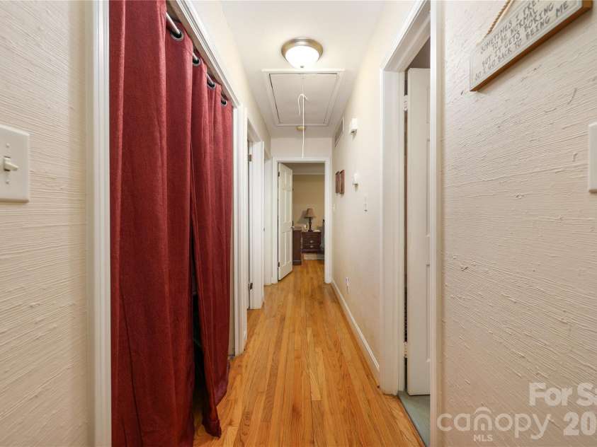 13 Mayflower Lane, Lexington, NC 27295.  MLS# CAR4385595, YatesRealty ID 25685. Hallway
