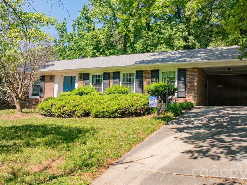 13 Mayflower Lane, Lexington, NC 27295.  MLS# CAR4385595, YatesRealty ID 25685. Paved Driveway
