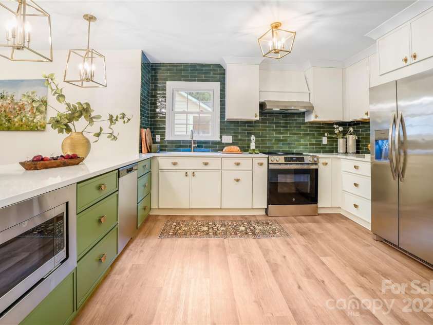 2212 Pinebrook Circle, Charlotte, NC 28208.  MLS# CAR4273995, YatesRealty ID 25685. 