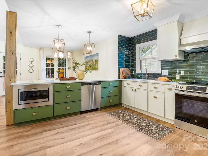 2212 Pinebrook Circle, Charlotte, NC 28208.  MLS# CAR4273995, YatesRealty ID 25685. 