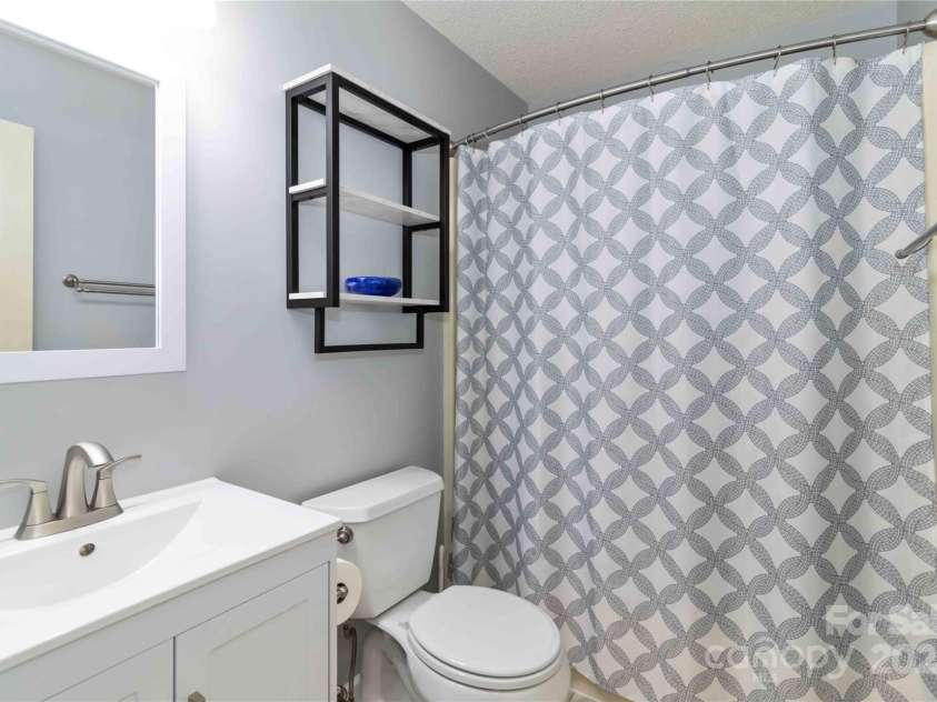 3092 Hitching Post Lane, Rock Hill, SC 29732.  MLS# CAR4270505, YatesRealty ID 25687. Guest Bath