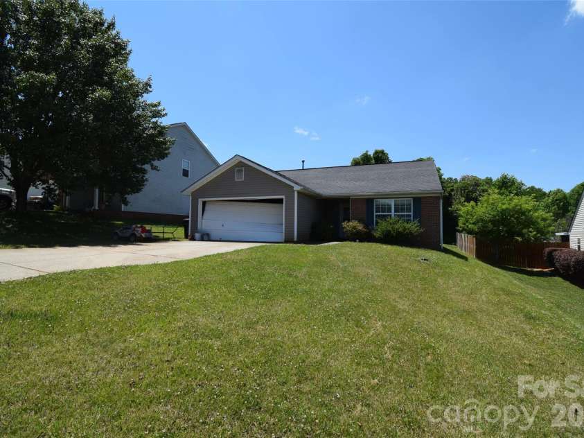 633 Overlook Road, Lowell, NC 28098.  MLS# CAR4383111, YatesRealty ID 25689. 