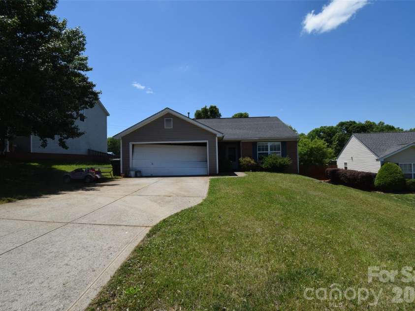 633 Overlook Road, Lowell, NC 28098.  MLS# CAR4383111, YatesRealty ID 25689. 