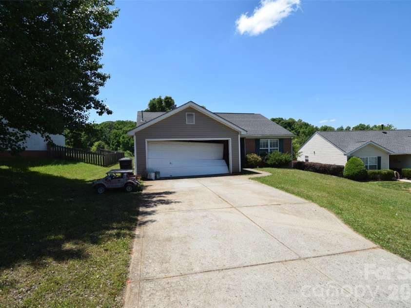 633 Overlook Road, Lowell, NC 28098.  MLS# CAR4383111, YatesRealty ID 25689. 