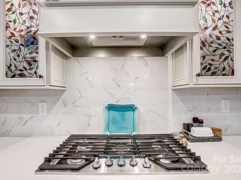 9428 Liberty Hill Drive, Mint Hill, NC 28227.  MLS# CAR4216014, YatesRealty ID 25689. 5 burner gas range