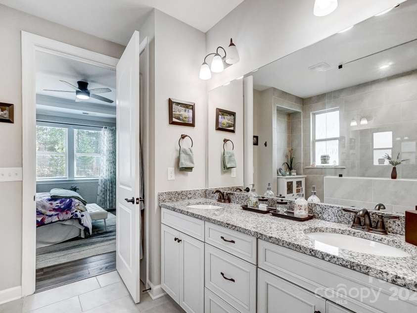 9428 Liberty Hill Drive, Mint Hill, NC 28227.  MLS# CAR4216014, YatesRealty ID 25689. Raised counters