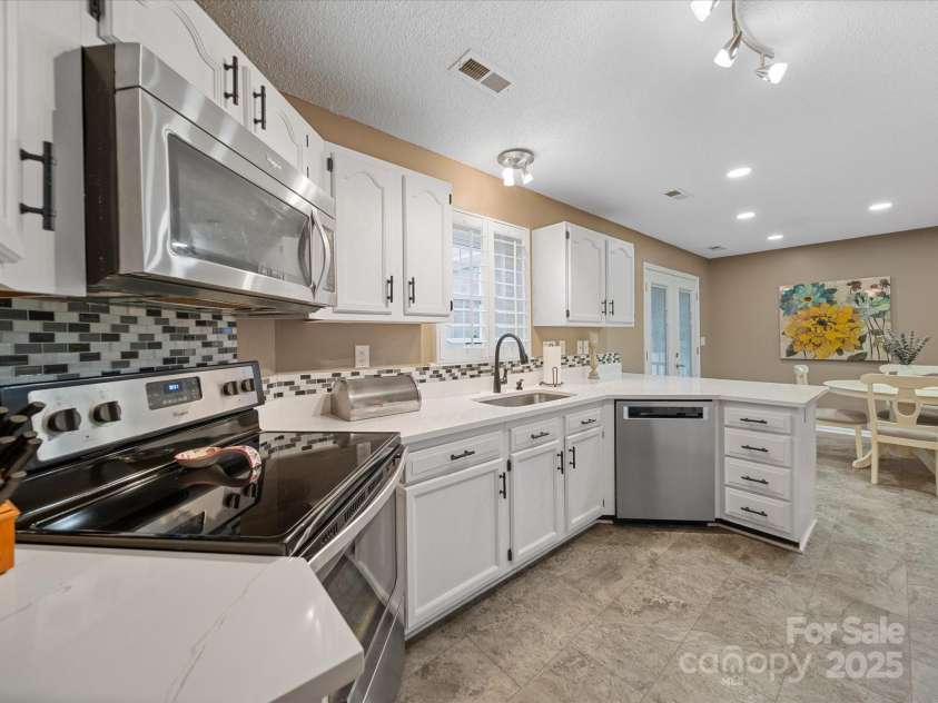 3229 Leicester Drive, Matthews, NC 28104.  MLS# CAR4235581, YatesRealty ID 2569. 