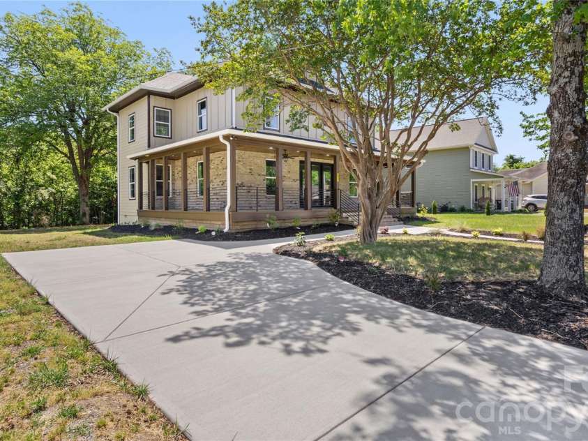 211 Tournament Drive, Concord, NC 28025.  MLS# CAR4377348, YatesRealty ID 25690. Driveway