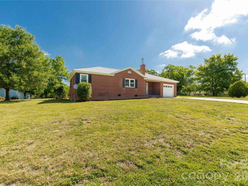 503 Wylie Street, Lancaster, SC 29720.  MLS# CAR4378525, YatesRealty ID 25692. 