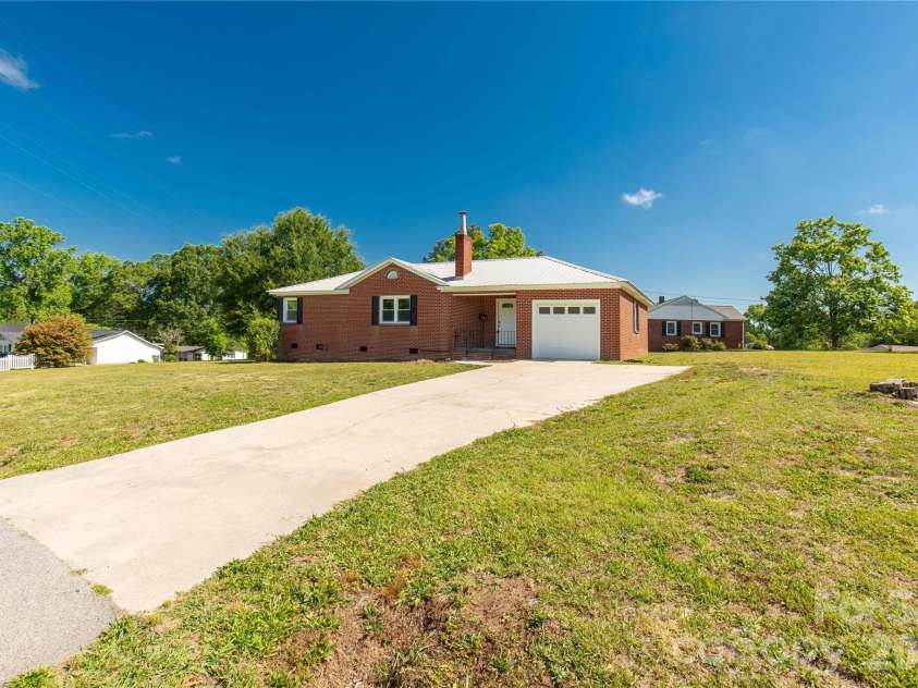 503 Wylie Street, Lancaster, SC 29720.  MLS# CAR4378525, YatesRealty ID 25692. 