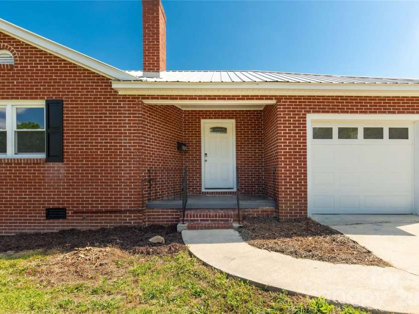503 Wylie Street, Lancaster, SC 29720.  MLS# CAR4378525, YatesRealty ID 25692. 