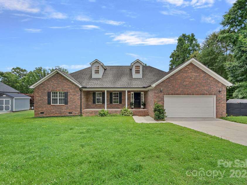 7478 Pine Ridge Drive, Denver, NC 28037.  MLS# CAR4272908, YatesRealty ID 25697. Classic brick front with inviting covered porch and flat driveway.