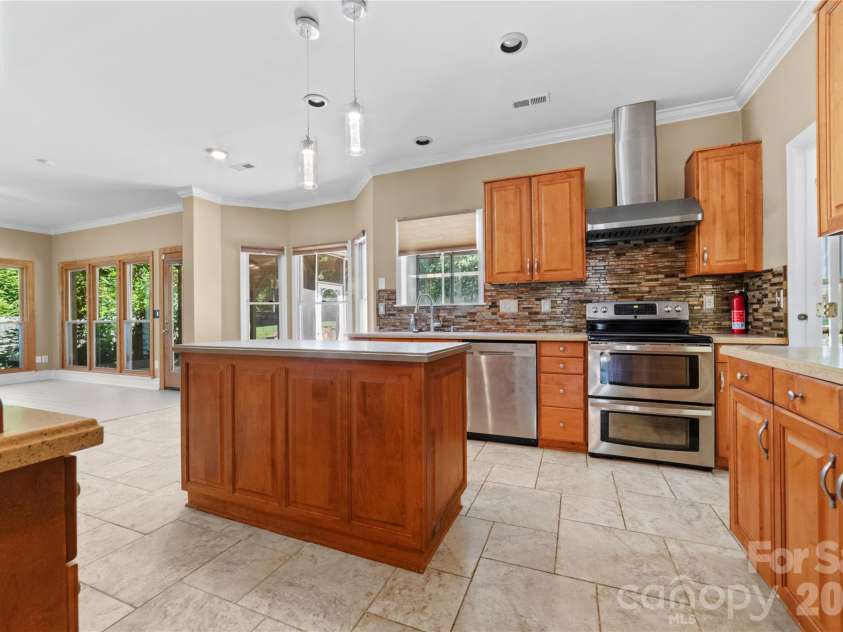 5010 Ardenwoods Drive, Charlotte, NC 28215.  MLS# CAR4404600, YatesRealty ID 25698. 