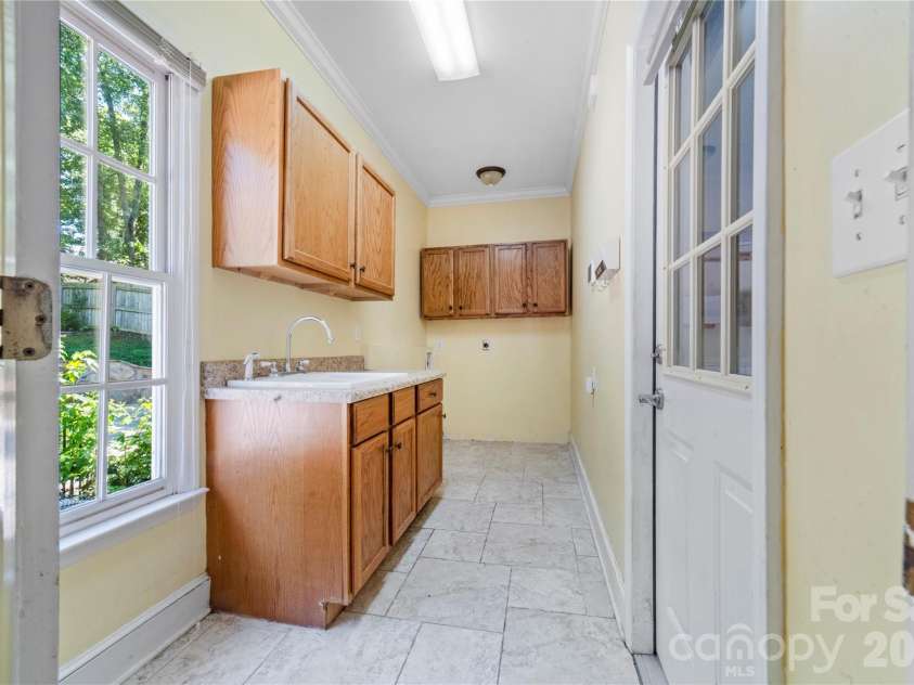 5010 Ardenwoods Drive, Charlotte, NC 28215.  MLS# CAR4404600, YatesRealty ID 25698. 