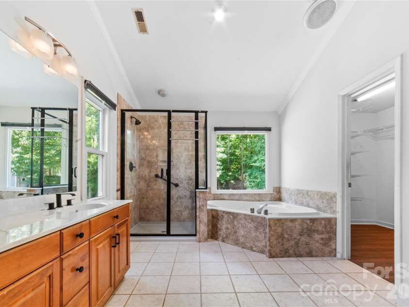 5010 Ardenwoods Drive, Charlotte, NC 28215.  MLS# CAR4404600, YatesRealty ID 25698. 