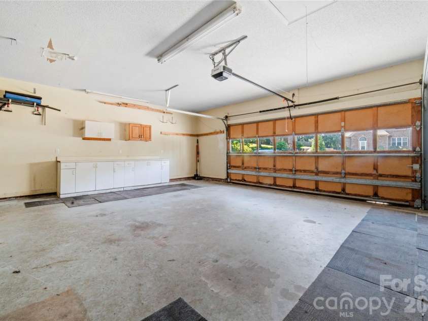 5010 Ardenwoods Drive, Charlotte, NC 28215.  MLS# CAR4404600, YatesRealty ID 25698. 