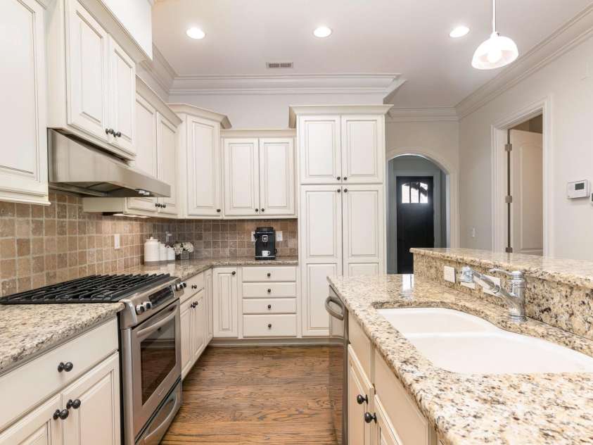 6411 Aldworth Lane, Charlotte, NC 28226.  MLS# CAR4287812, YatesRealty ID 25699. 10 foot ceilings on first level