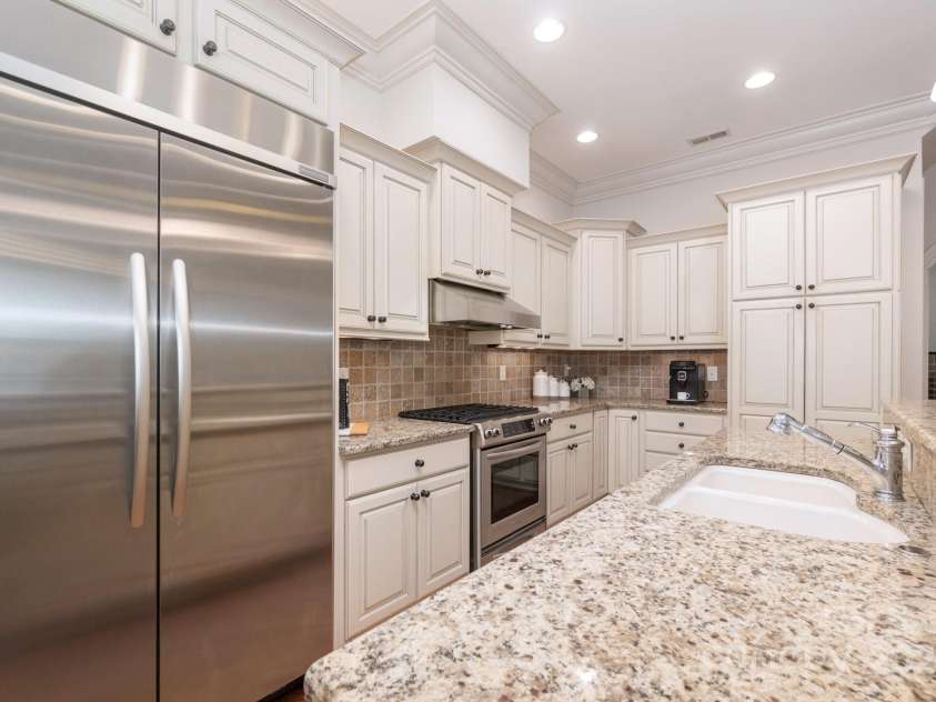 6411 Aldworth Lane, Charlotte, NC 28226.  MLS# CAR4287812, YatesRealty ID 25699. All kitchen appliances convey