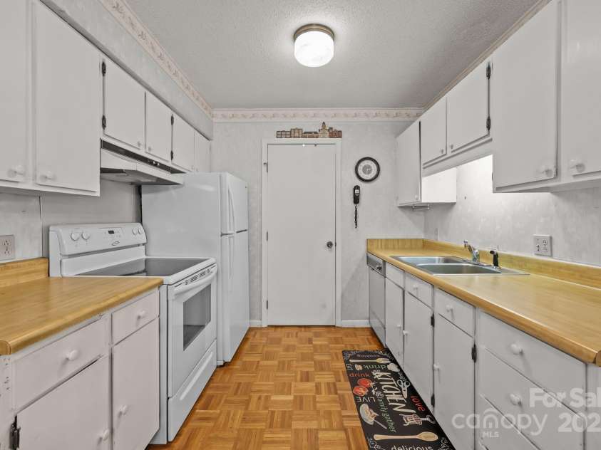 47 Edgewood Avenue, Concord, NC 28025.  MLS# CAR4287036, YatesRealty ID 2570. 