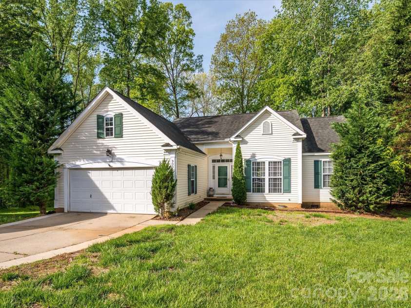 9005 Shenington Place, Charlotte, NC 28216.  MLS# CAR4368220, YatesRealty ID 25707. 