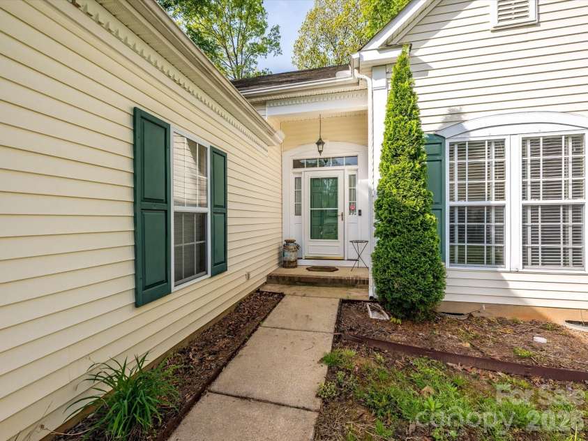 9005 Shenington Place, Charlotte, NC 28216.  MLS# CAR4368220, YatesRealty ID 25707. 