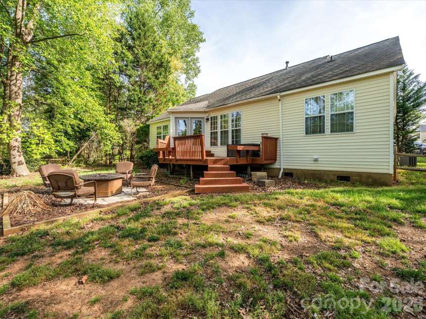 9005 Shenington Place, Charlotte, NC 28216.  MLS# CAR4368220, YatesRealty ID 25707. 