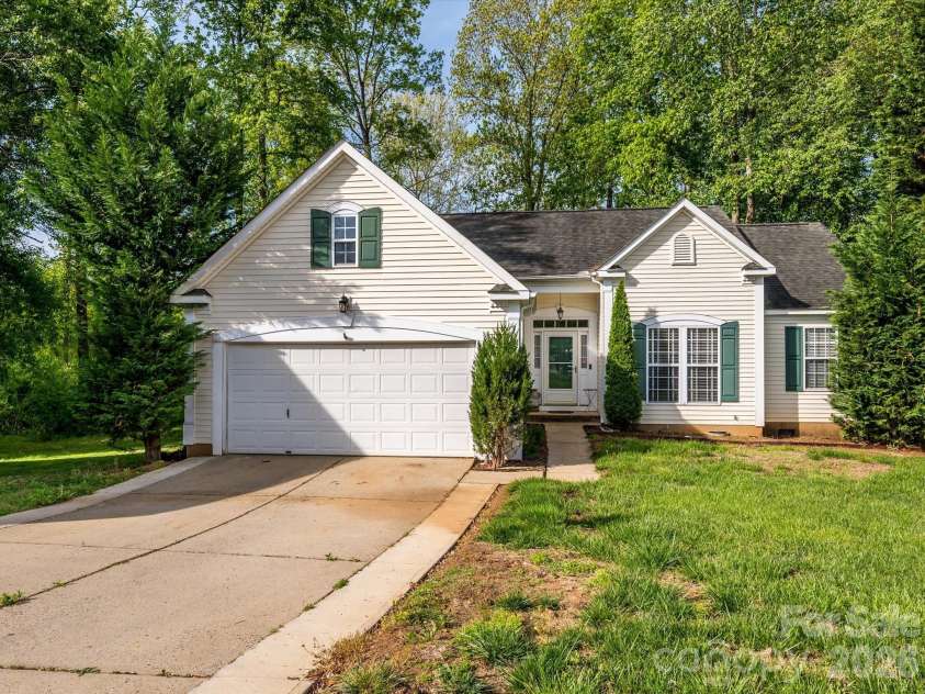 9005 Shenington Place, Charlotte, NC 28216.  MLS# CAR4368220, YatesRealty ID 25707. 