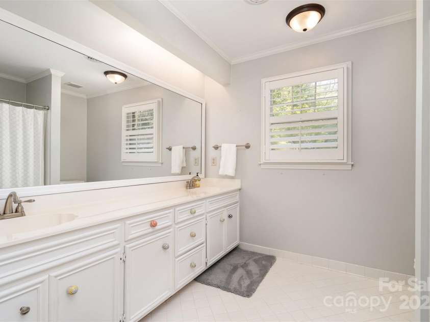 2426 Tattersall Drive, Charlotte, NC 28210.  MLS# CAR4274603, YatesRealty ID 25708. Full Bath