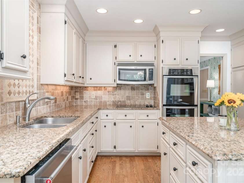 2426 Tattersall Drive, Charlotte, NC 28210.  MLS# CAR4274603, YatesRealty ID 25708. Kitchen