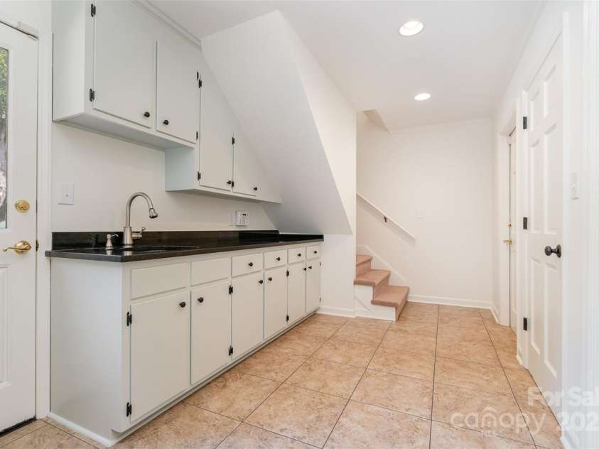 2426 Tattersall Drive, Charlotte, NC 28210.  MLS# CAR4274603, YatesRealty ID 25708. Mud Room and Laundry