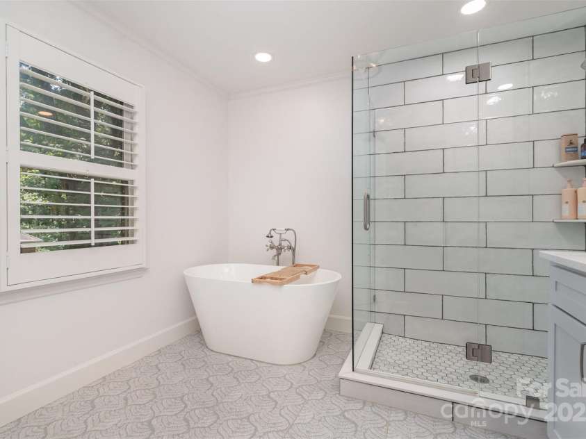 2426 Tattersall Drive, Charlotte, NC 28210.  MLS# CAR4274603, YatesRealty ID 25708. Primary Bathroom