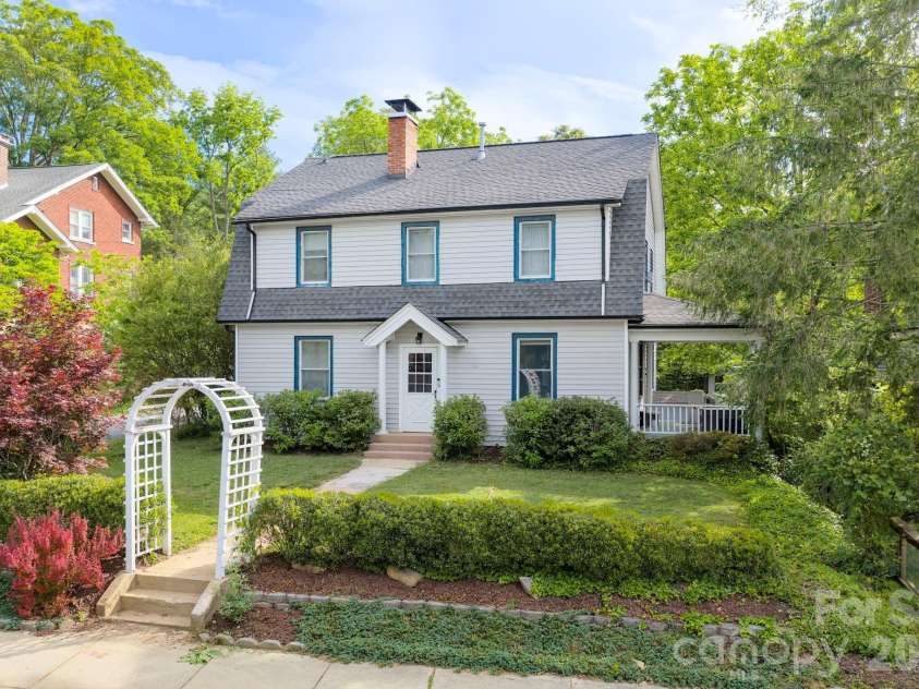 84 Forest Hill Drive, Asheville, NC 28803.  MLS# CAR4381342, YatesRealty ID 25709. 84 Forest Hill Drive