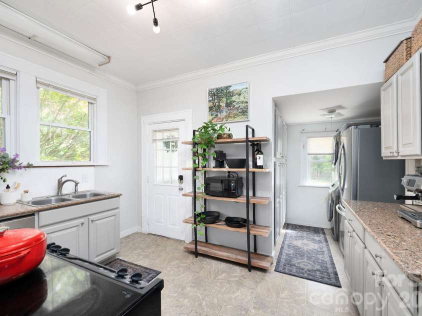 84 Forest Hill Drive, Asheville, NC 28803.  MLS# CAR4381342, YatesRealty ID 25709. All Appliances Convey